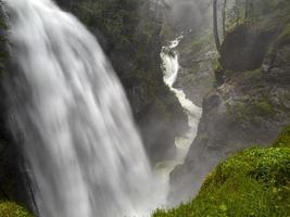 Riva foresta cascate trentino contralto adige Italia foto