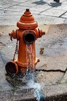 strada arancia idrante diffusione acqua su il strada foto