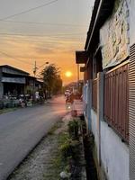 tramonto a partire dal il villaggio foto