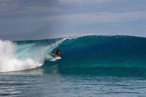 tahiti, francese polinesia - agosto 5 2018 - surfer formazione giorni prima billabong tahiti concorrenza a teahupoo scogliera foto