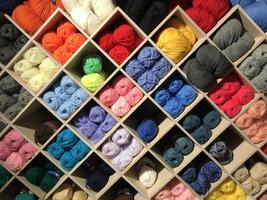 diverso colori lana palle foto