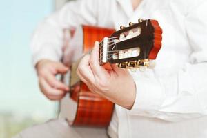 uomo giochi su classico acustico chitarra foto
