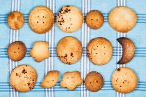 fatti in casa biscotti su tavolo stoffa foto