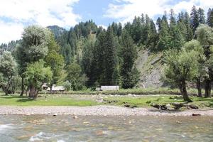 maestoso bellezza di neelum valle, kashmir. neelum valle è famoso per suo naturale bellezza, alto montagne, bellissimo verde valli e cristallo chiaro acqua fiumi. foto