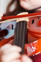 bambino giocando violino di arco foto