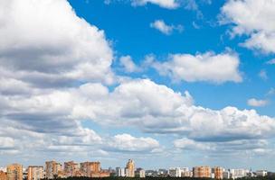 molti pacco di lana nuvole al di sopra di città nel estate foto