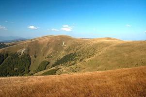 grande collina e blu cieli foto