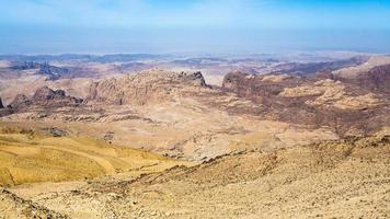 Visualizza di montagne in giro wadi araba la zona foto