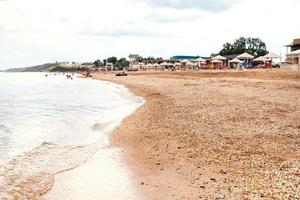 sabbia e shelly spiaggia nel golubitskaja ricorrere foto