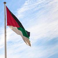 bandiera di il arabo rivolta con blu cielo nel aqaba foto