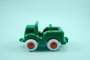 esercito auto Aperto tetto verde dipingere plastica giocattolo isolato su turchese foto