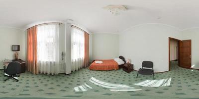 senza soluzione di continuità 360 panorama nel interno di Camera da letto di a buon mercato ostello, piatto o appartamenti con sedie e tavolo nel equirettangolare proiezione con zenit e nadir. vr ar soddisfare foto