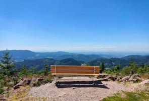 panchina a un' punto di vista nel il montagne di il nero foresta foto