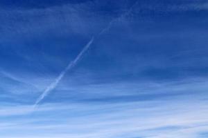panorama mozzafiato sulla formazione dei cirri in un cielo blu profondo foto