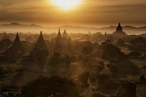 tramonto a Bagan Mandalay Myanmar foto