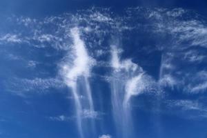 panorama mozzafiato sulla formazione dei cirri in un cielo blu profondo foto