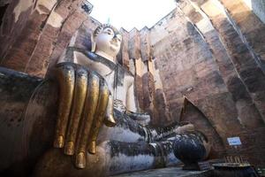 antica statua di buddha. Parco storico di Sukhothai, Tailandia foto