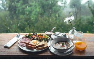 prima colazione su il di legno tavolo a il bar foto