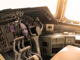 aereo volo controllo interruttore pannello dentro il cabina di pilotaggio foto