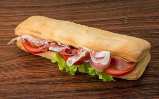 prosciutto Sandwich su di legno sfondo foto