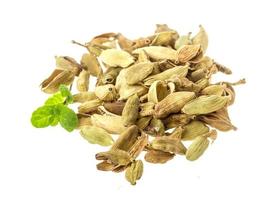 cardamomo su sfondo bianco foto