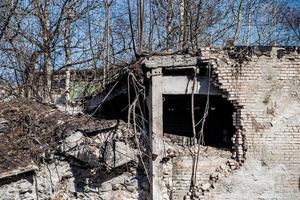 distrutto costruzione. rompere nel un' mattone parete. demolizione di vecchio Casa. foto