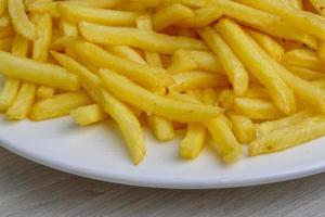 francese patatine fritte su il piatto foto