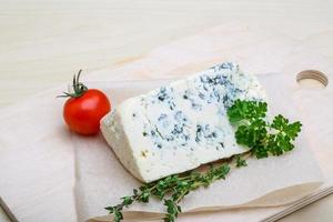 blu formaggio su di legno tavola e di legno sfondo foto