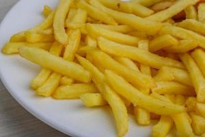 francese patatine fritte su il piatto foto