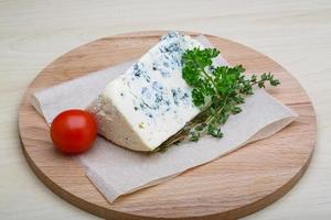 blu formaggio su di legno tavola e di legno sfondo foto