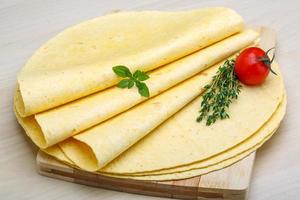 tortilla su di legno tavola e di legno sfondo foto