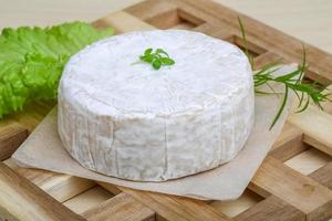 Camembert formaggio su di legno tavola e di legno sfondo foto