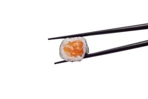 giapponese salmone maki Sushi rotolo con bastoncini isolato su bianca sfondo con ritaglio sentiero foto