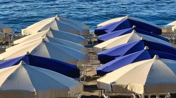 struttura di ombrelli su il sabbia di il spiaggia spotorno, nel occidentale liguria durante un' estate mattina nel 2022 foto