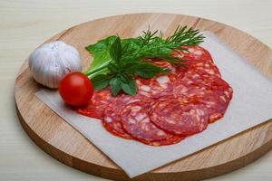 chorizo salsiccia su di legno tavola e di legno sfondo foto