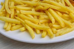 francese patatine fritte su il piatto foto