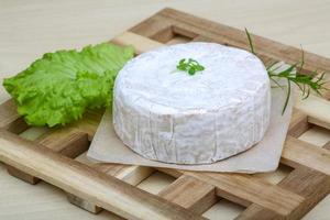 Camembert formaggio su di legno tavola e di legno sfondo foto