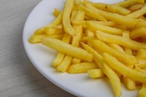 francese patatine fritte su il piatto foto