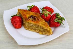 baklava su il piatto e di legno sfondo foto