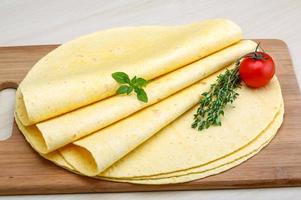 tortilla su di legno tavola e di legno sfondo foto