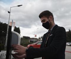 ospite utilizzando mani disinfezione nel ristorante foto