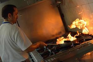 chef prepara il cibo foto