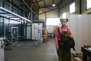 tacchino, 2022 - un' ritratto di un' donne saldatore Tenere un' casco e preparazione per un' Lavorando giorno nel il metallo industria foto