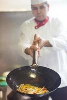 capocuoco nel Hotel cucina preparare cibo con fuoco foto