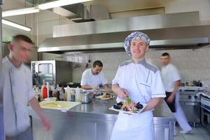 chef prepara il cibo foto