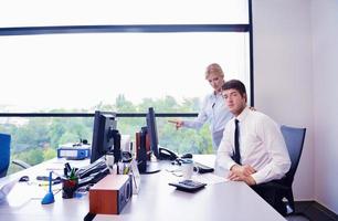 uomini d'affari in una riunione in ufficio foto