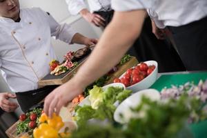 squadra cuochi e chef preparazione pasto foto