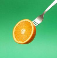 arancia su forchetta foto