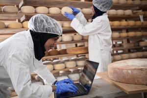 attività commerciale donna squadra nel Locale formaggio produzione azienda foto