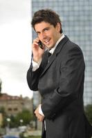 foto di contento vincitore uomo d'affari parlando su mobile Telefono